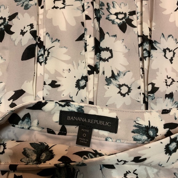 Floral Banana Republic mini skirt with Pleats! - Picture 4 of 4